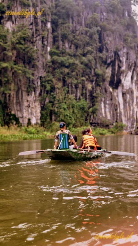 Tam Coc, Vietnam. Łodzie na rzece Ngo Dong. 20251110_162134-ink