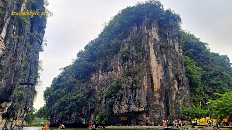 Tam Coc, Vietnam. Łodzie na rzece Ngo Dong u st&oacute;p wysokich skał. 20251110_162324-ink