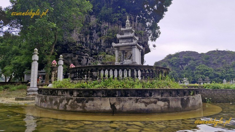 Tam Coc, Vietnam. Duży okrągły grobowiec stoi w wodzie. 20251110_162810-ink