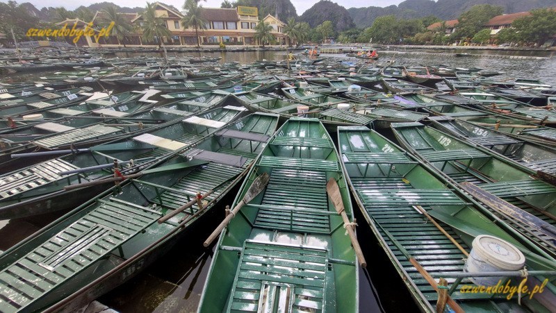 Tam Coc, Vietnam. Wiele łodzi przycumowano nieopodal przystani w miasteczku. Zdjęcie wykonane w pochmurny dzień. 20251110_164548-ink