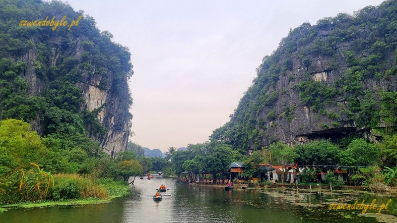 Tam Coc, Vietnam. Łodzie na rzece Ngo Dong u st&oacute;p wysokich skał. 20251111_134817-ink