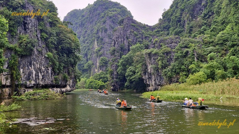 Tam Coc, Vietnam. Łodzie na rzece Ngo Dong. 20251111_140308-ink