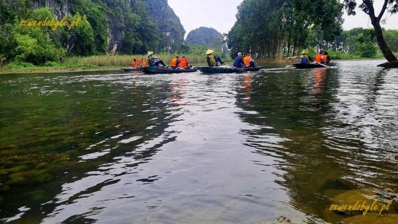 Tam Coc, Vietnam. Łodzie na rzece Ngo Dong. 20251111_141424-ink