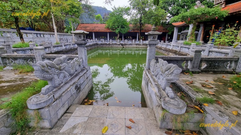 Tam Coc, Vietnam. Sztuczny zbionik na wodę na terenie świątyni Thai Vi. 20251111_145201-ink