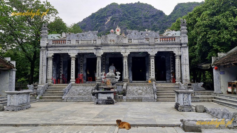 Tam Coc, Vietnam. Świątynia Thai Vi. 20251111_145308-ink