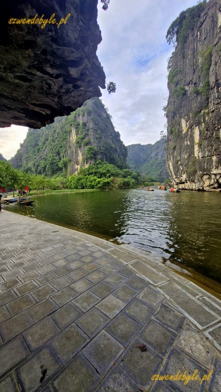 Tam Coc, Vietnam. Brukowana przystań dla łodzi w rejonie świątyń - tutaj kończy się rejs dla tych, kt&oacute;rzy kupili bilety COMBO i wracają elektrycznymi busami do miasta. 20251111_152144-ink